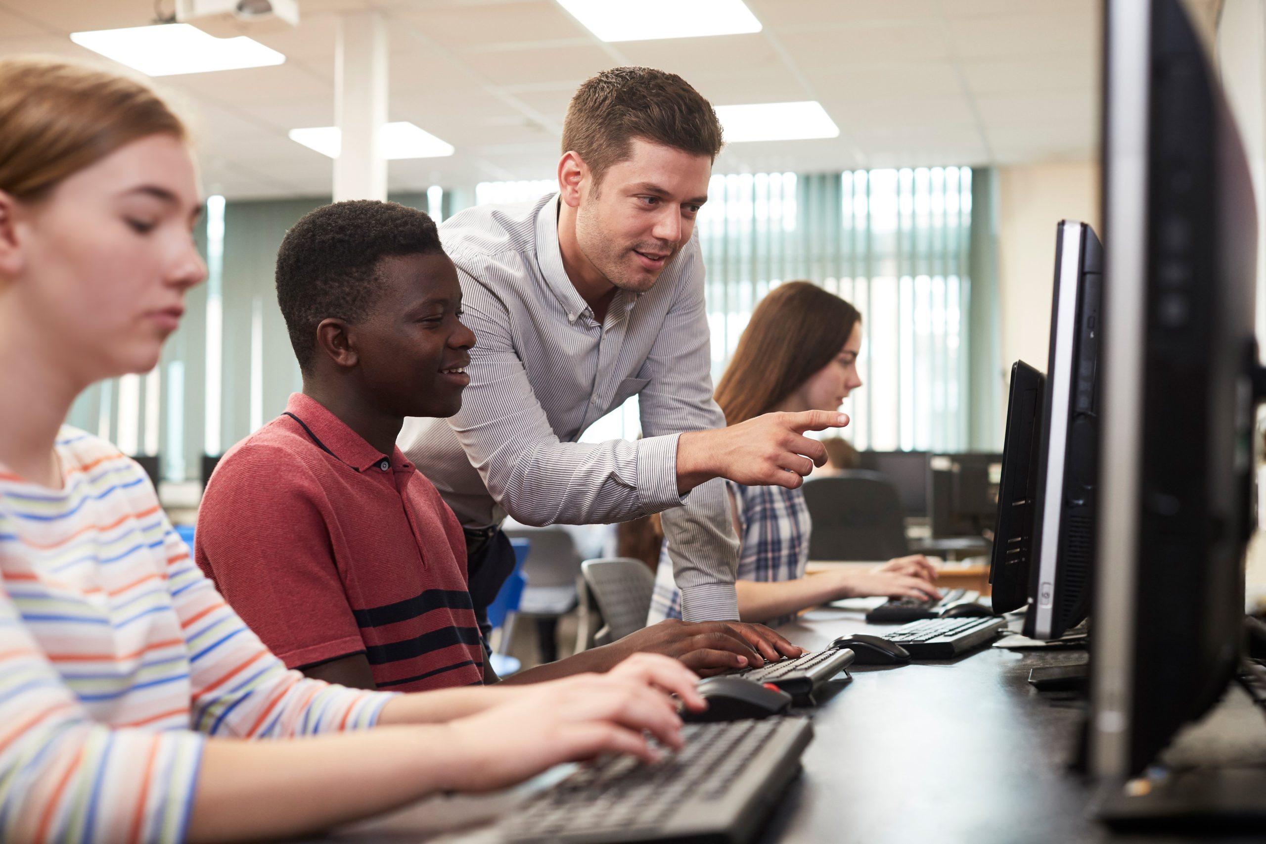 Des personnes qui assistent un cours d'informatique