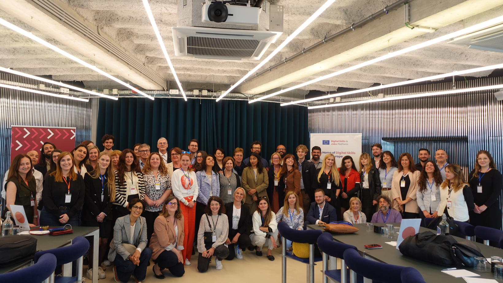 photo de groupe ou coalitions nationales, lauréat, représentant de la Commission européenne et équipe de la plateforme